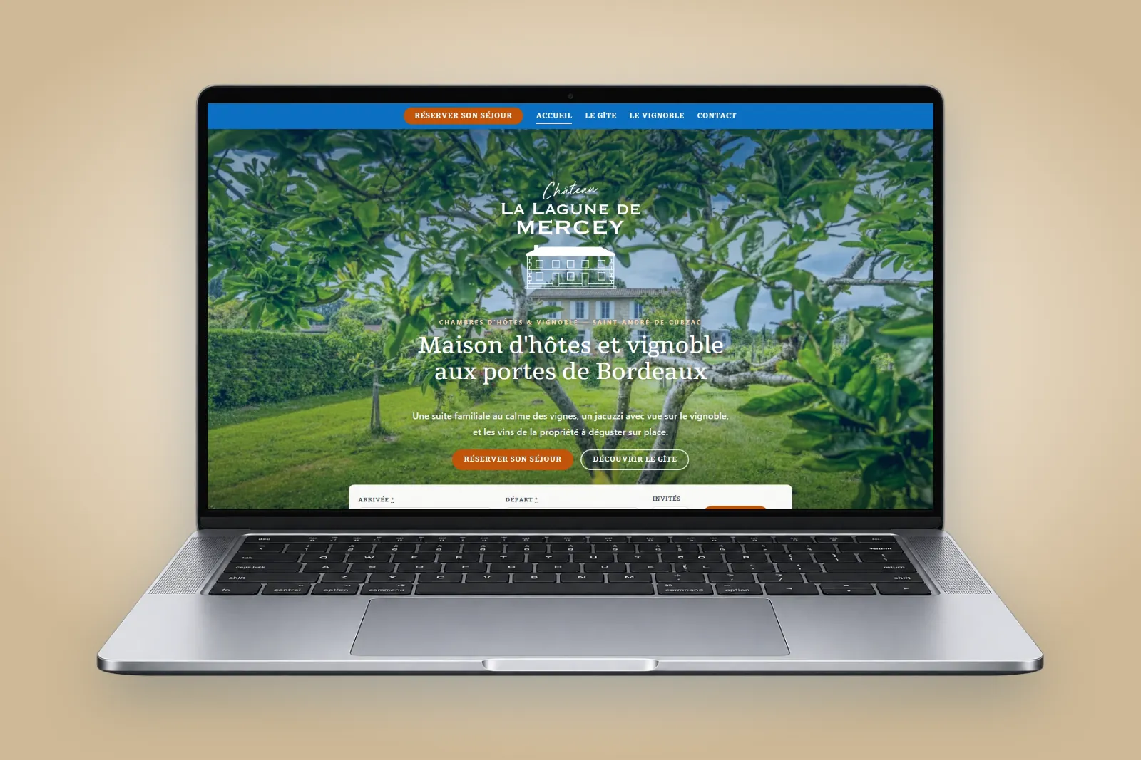 Site internet du Château La Lagune de Mercey, chambres d'hôtes et vignoble à Saint-André-de-Cubzac, affiché sur un ordinateur portable