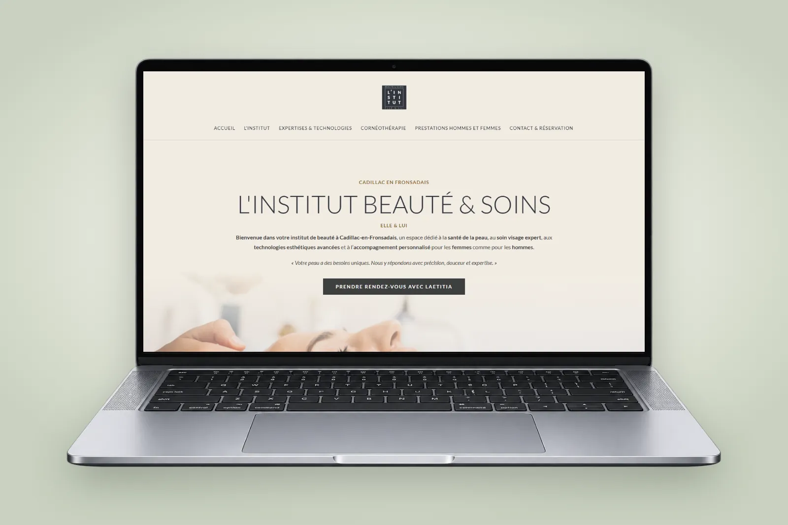 Site et identité de L’Institut Beauté & Soins à Cadillac-en-Fronsadais Site internet de L'Institut Beauté & Soins — Elle & Lui, institut de beauté à Cadillac-en-Fronsadais, affiché sur un ordinateur portable