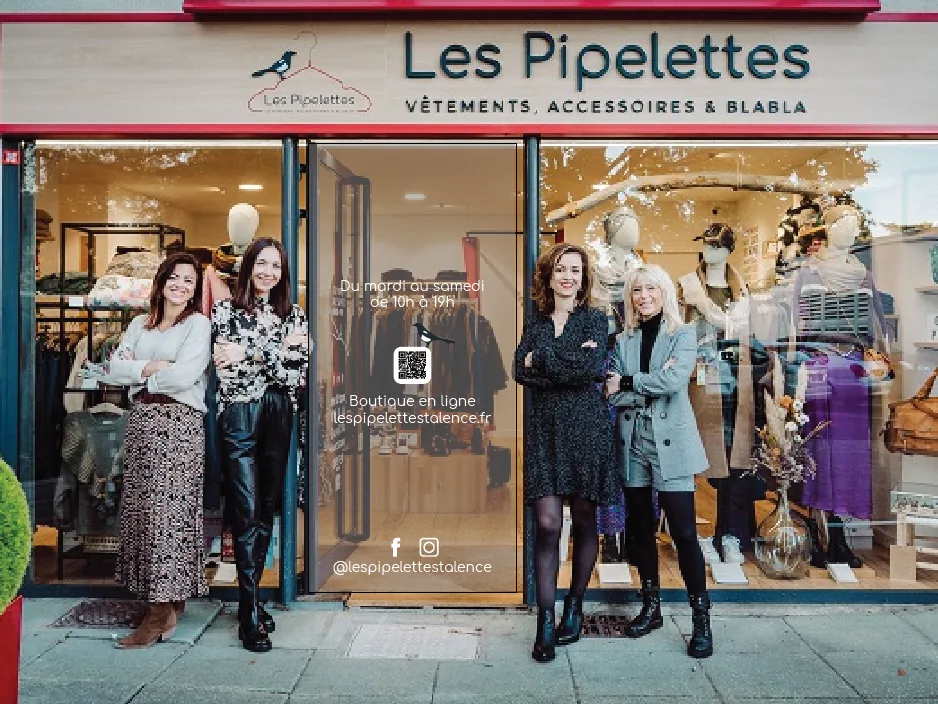 Façade de la boutique Les Pipelettes à Talence : enseigne au logo de la pie sur le cintre et vitrophanie de porte avec horaires, QR code et réseaux sociaux