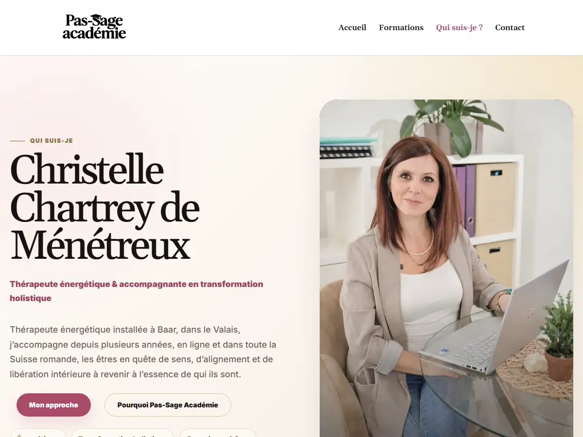 Page Qui suis-je : Christelle Chartrey de Ménétreux, thérapeute énergétique et fondatrice de Pas-Sage Académie