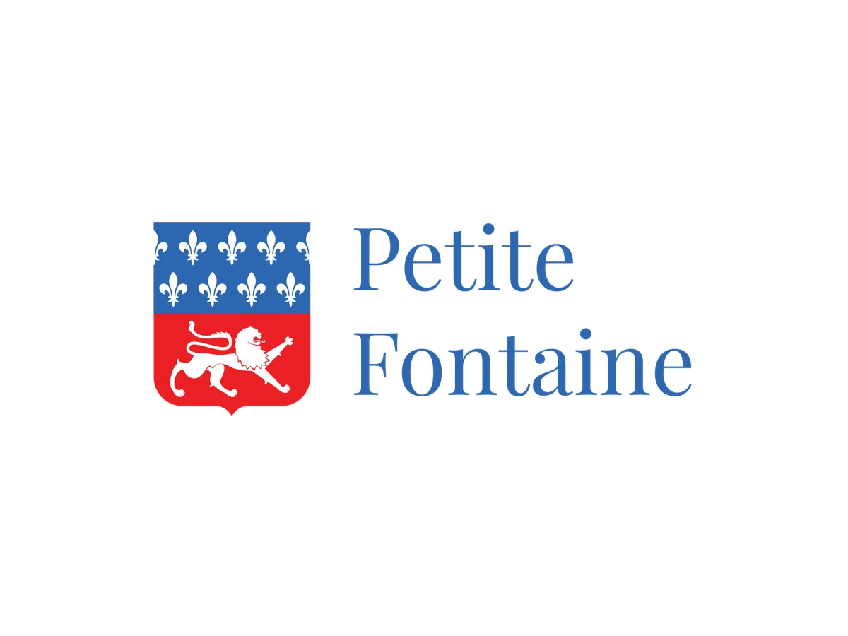 Logo de Petite Fontaine, maison d'hôtes à Saint-Émilion : blason aux fleurs de lys et au lion, nom en lettres classiques bleues