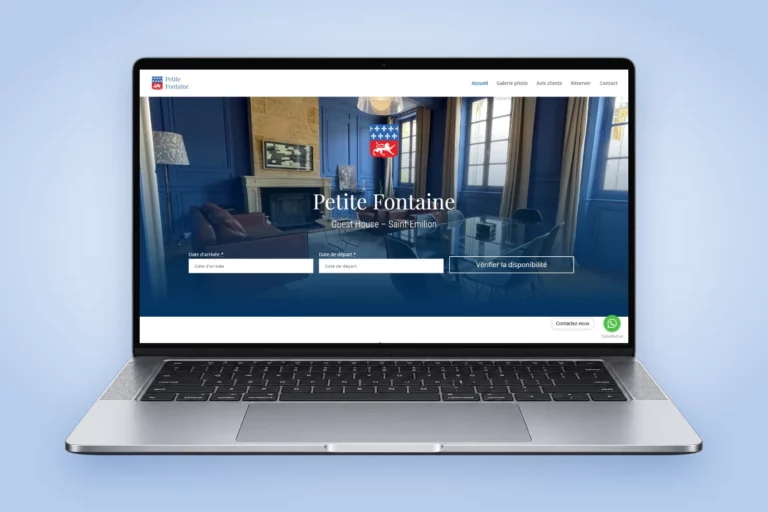 Site internet de la maison d'hôtes Petite Fontaine à Saint-Émilion, avec réservation en ligne, affiché sur un ordinateur portable