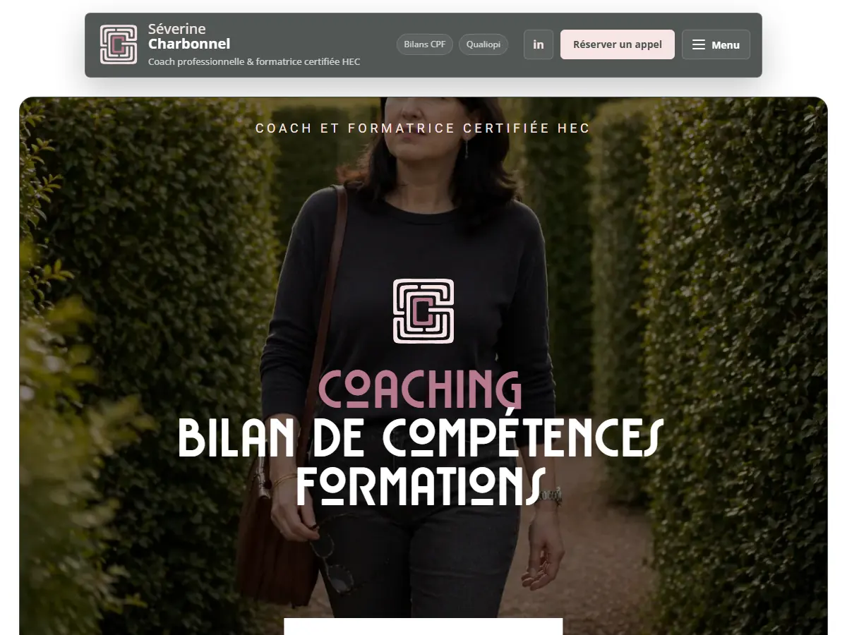 Identité graphique de Séverine Charbonnel : monogramme SC en forme de labyrinthe et titres Art déco sur une vidéo de haies